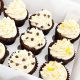 Cupcakes de Vainilla con Buttercream - Bocado Piqueos Petit - a solo . Encuentra inspiración, productos y servicios para tu celebración como cumpleaños en un solo lugar.